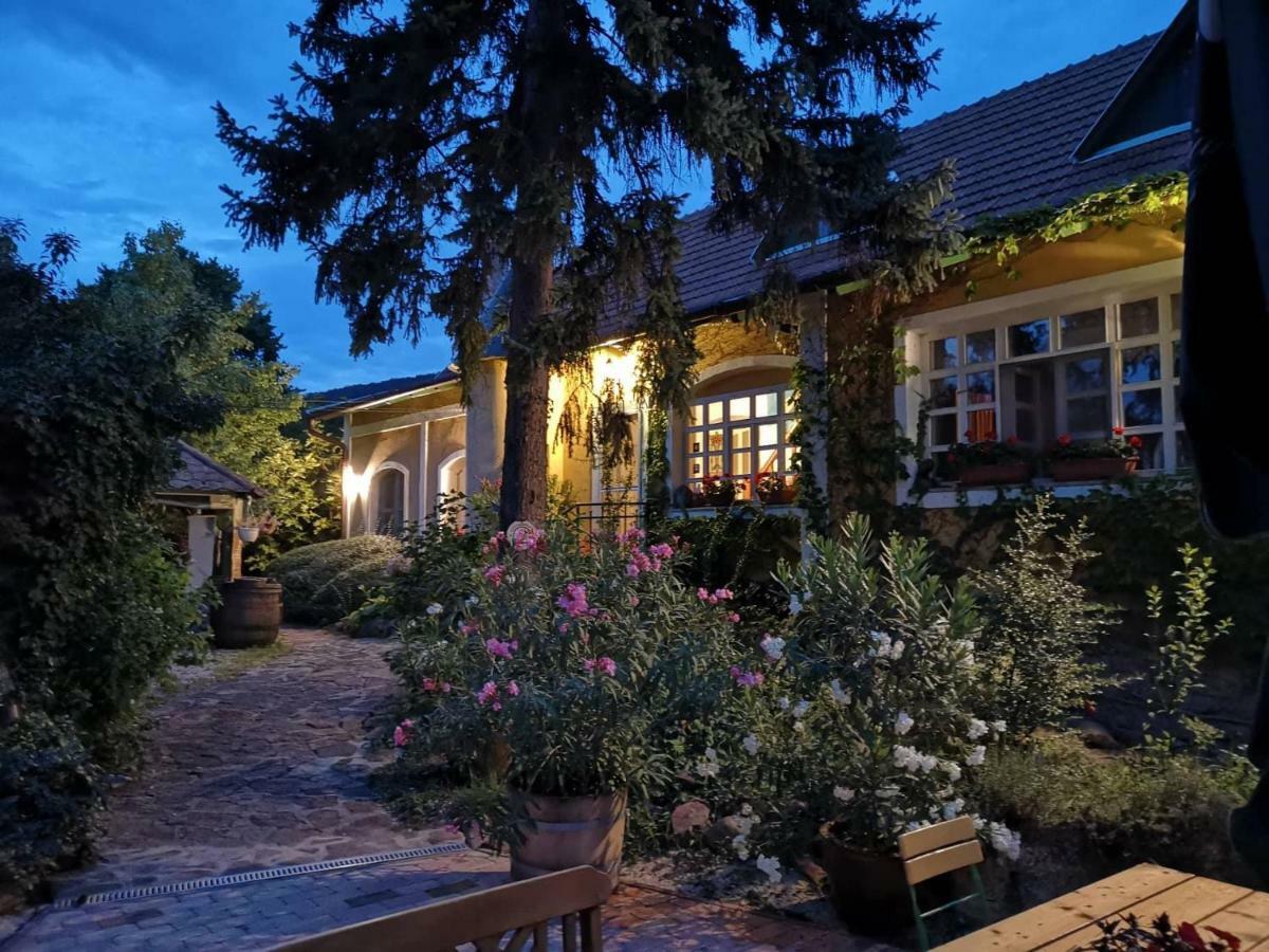 Villa-Magdi Vendeghaz Révfülöp エクステリア 写真